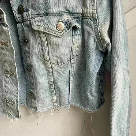Forever 21 Cropped Denim Distressed jacket Size  M - Picture 4 of 6